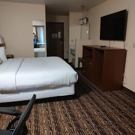 Days Inn & Suites By Wyndham Fargo 19Th Ave/Airport Dome Dış mekan fotoğraf