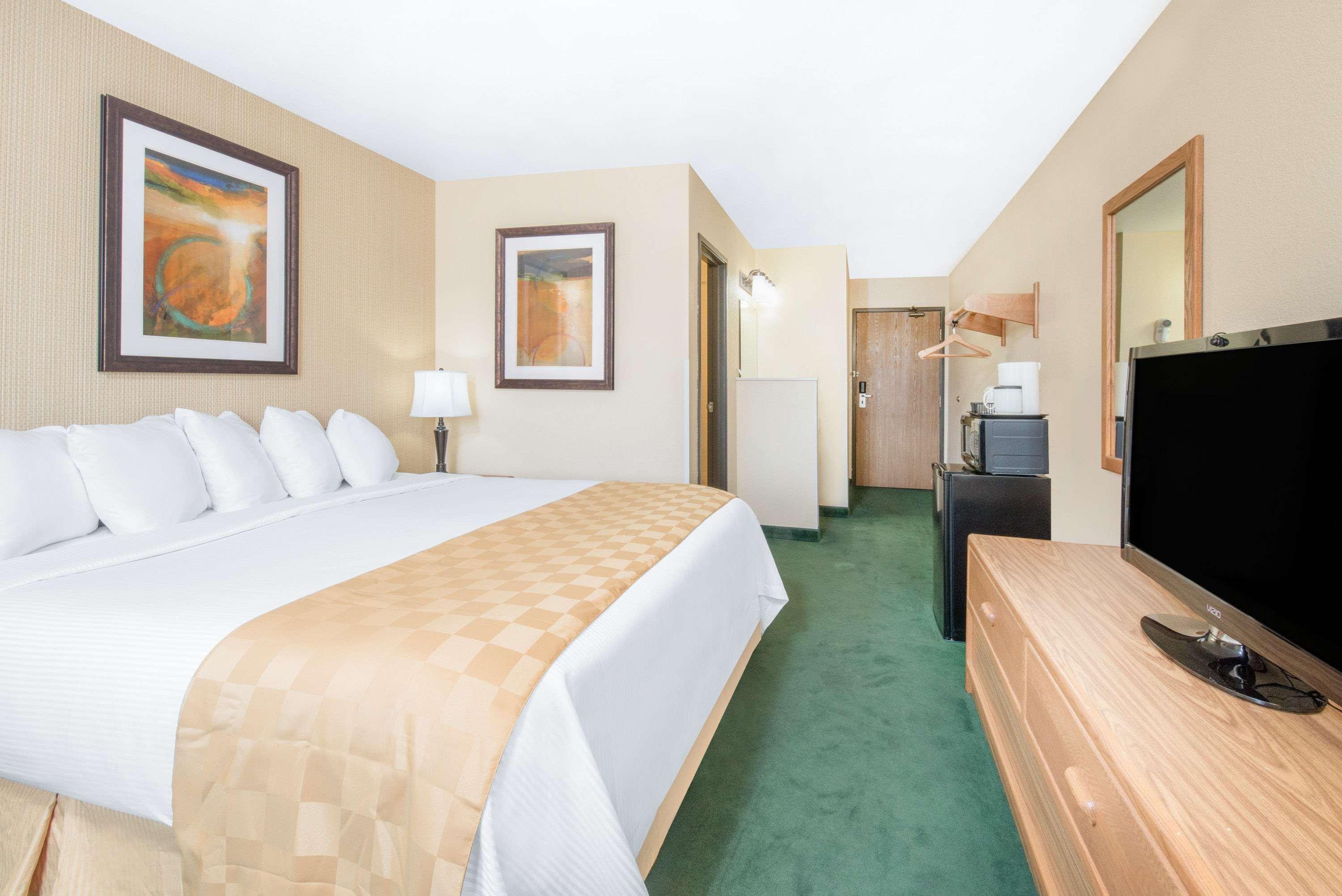 Days Inn & Suites By Wyndham Fargo 19Th Ave/Airport Dome Dış mekan fotoğraf