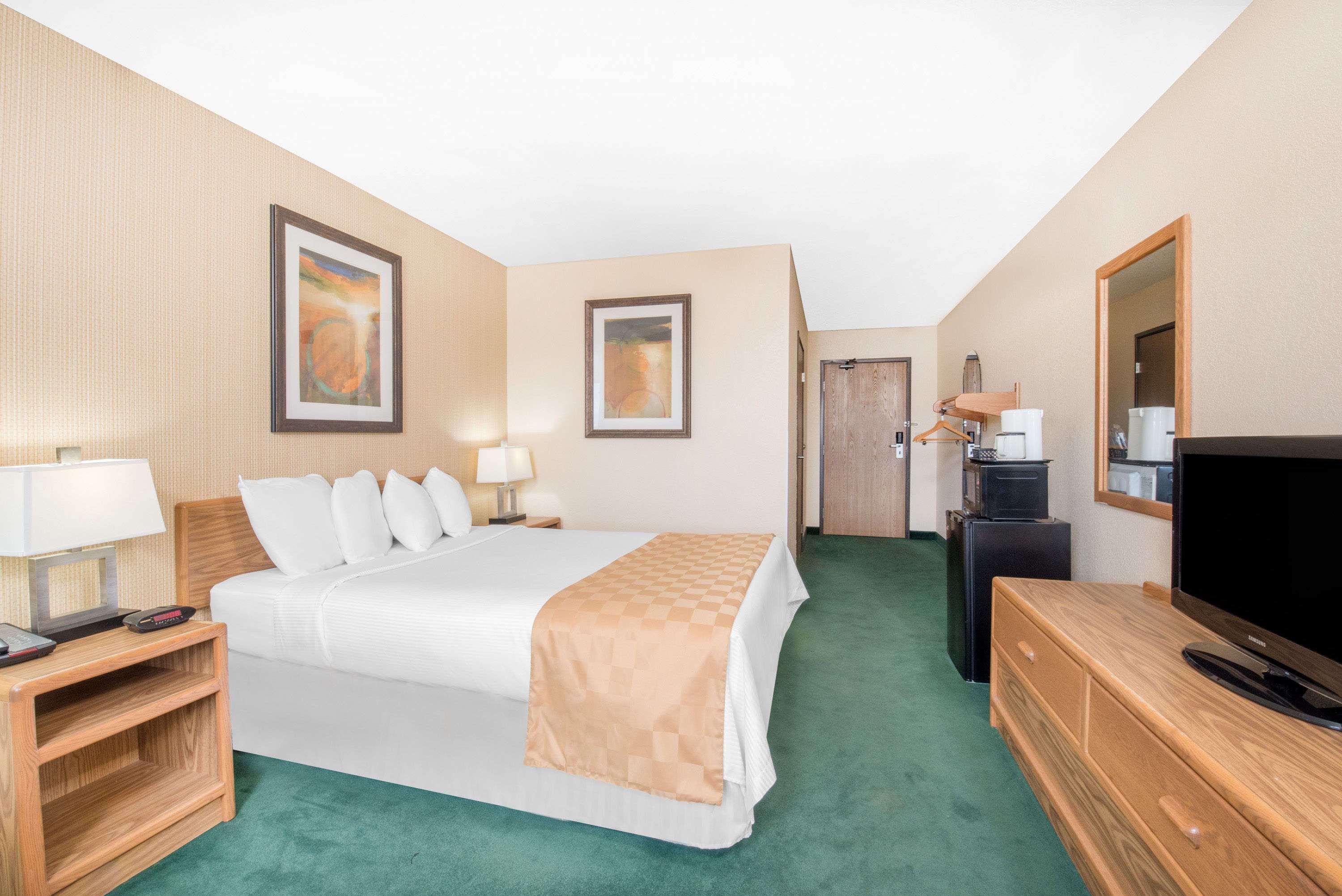 Days Inn & Suites By Wyndham Fargo 19Th Ave/Airport Dome Dış mekan fotoğraf