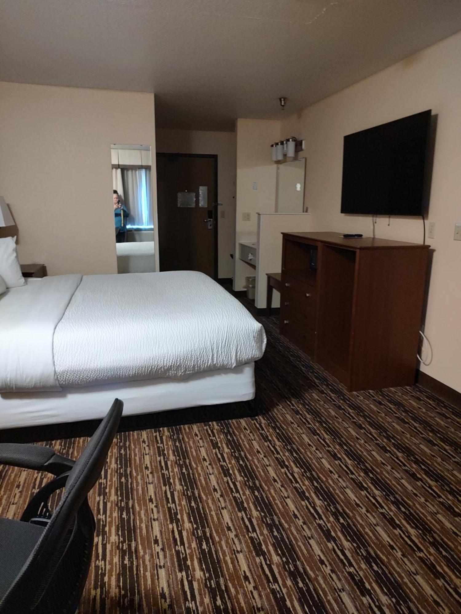 Days Inn & Suites By Wyndham Fargo 19Th Ave/Airport Dome Dış mekan fotoğraf