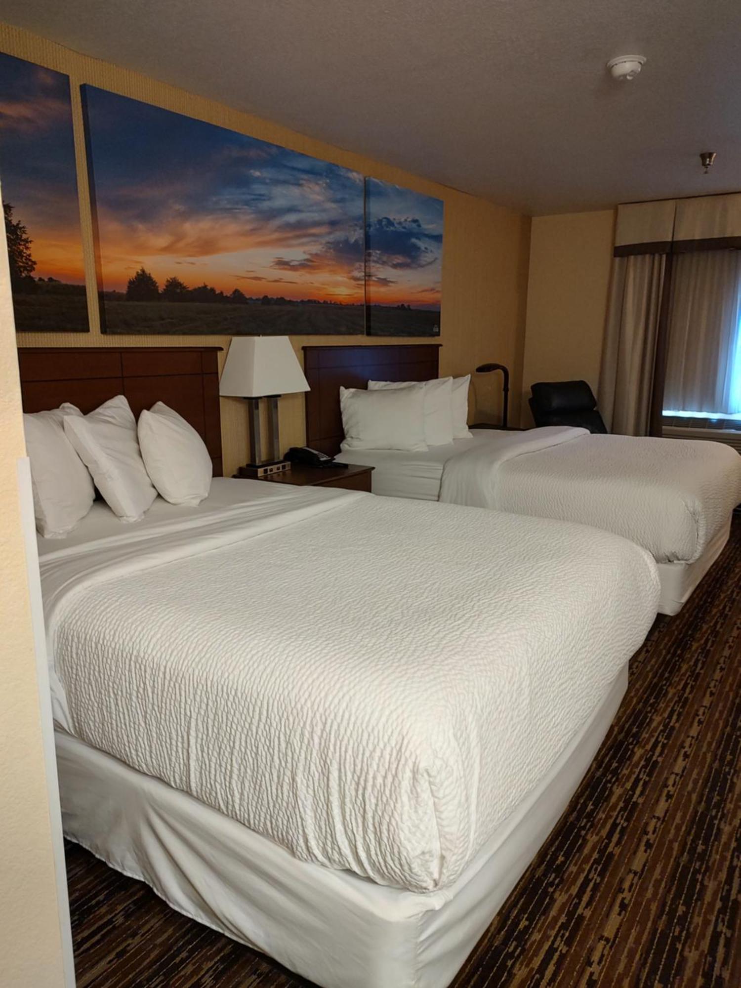 Days Inn & Suites By Wyndham Fargo 19Th Ave/Airport Dome Dış mekan fotoğraf